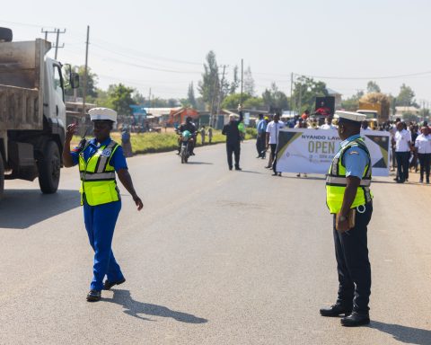 Police control traffic at Ahero during judiciary open day